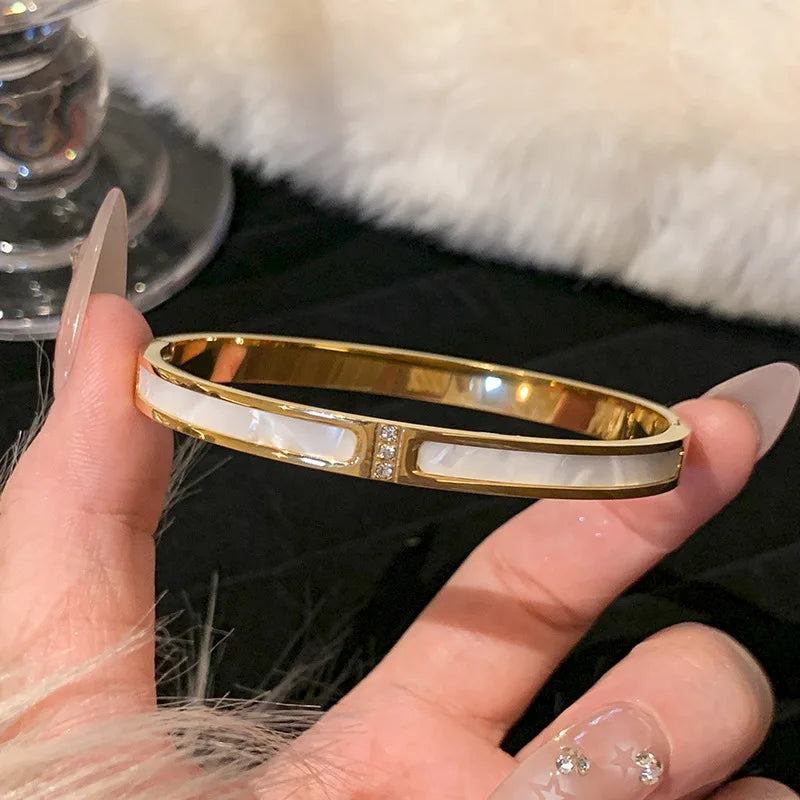 "Pulseira Feminina em Aço Inoxidável Dourado com Zircônia – Estilo Clássico e Elegante para Uso Diário"