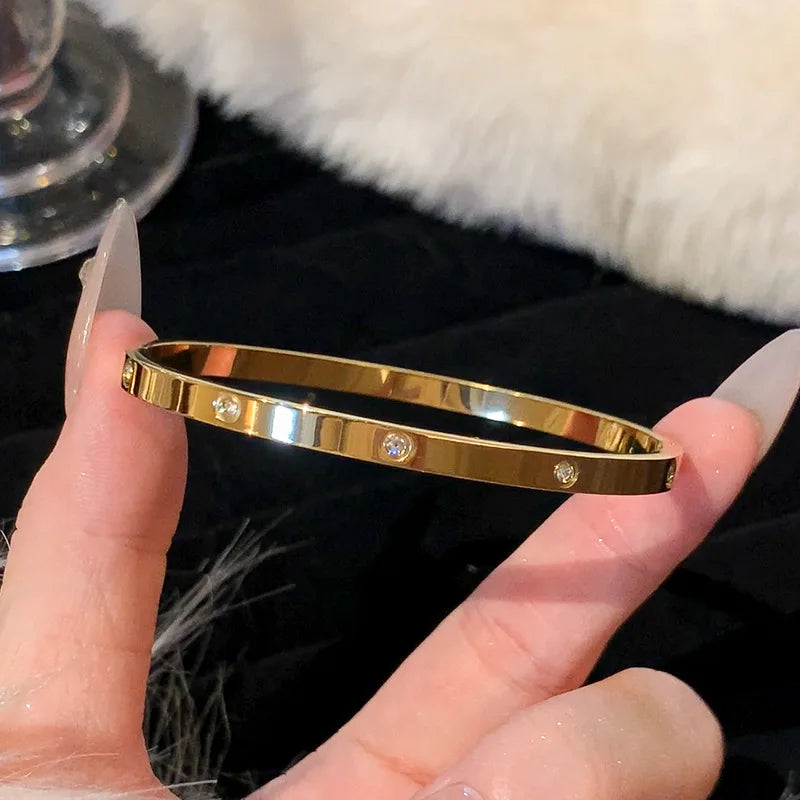 "Pulseira Feminina em Aço Inoxidável Dourado com Zircônia – Estilo Clássico e Elegante para Uso Diário"