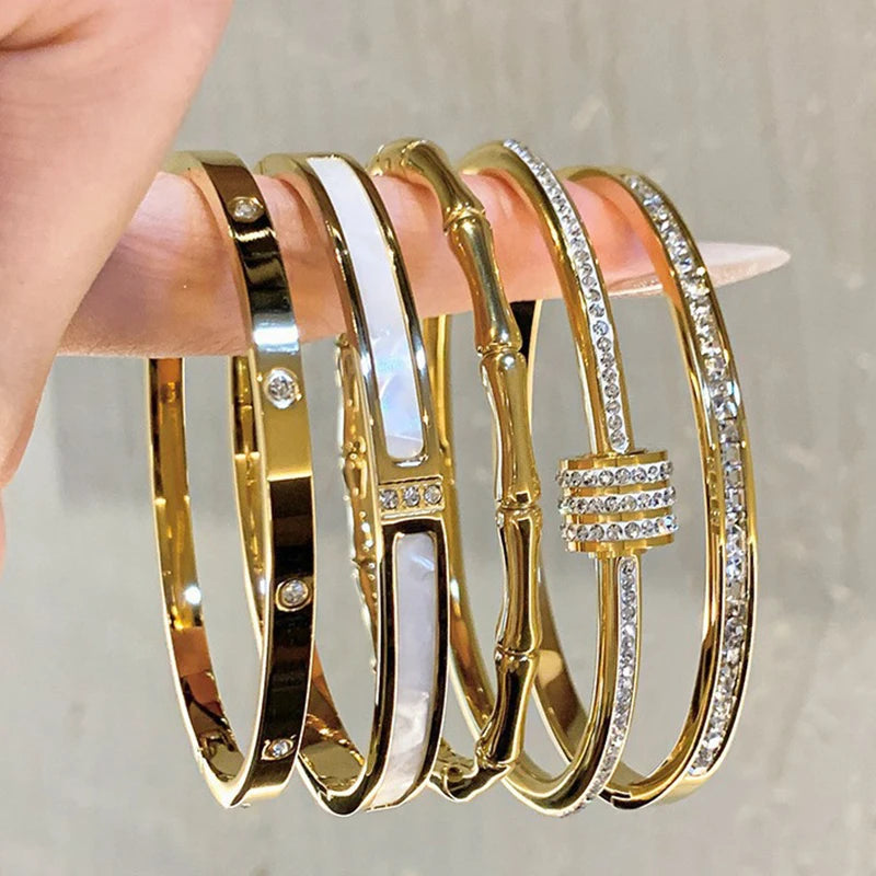 "Pulseira Feminina em Aço Inoxidável Dourado com Zircônia – Estilo Clássico e Elegante para Uso Diário"