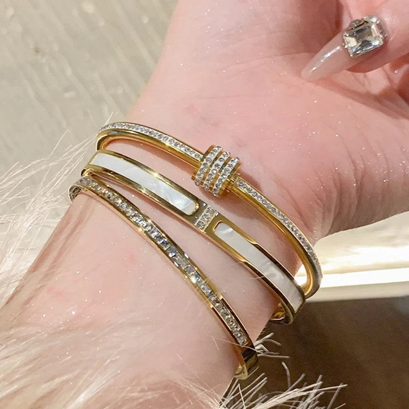 "Pulseira Feminina em Aço Inoxidável Dourado com Zircônia – Estilo Clássico e Elegante para Uso Diário"